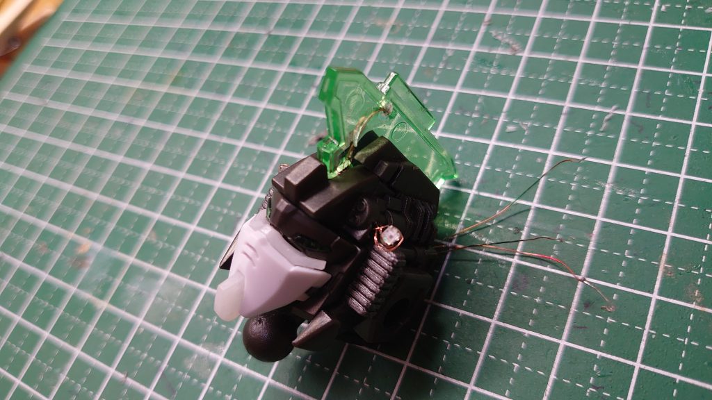 頭部にもカメラ、センサ、バルカン、マスク部と5個のLEDを組込んでいます。