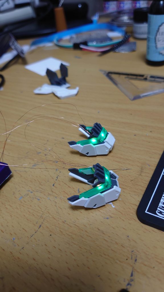 なんとか分解できたサイコフレーム部分にLED（NeoPixel）を、数珠繋ぎに仕込んでいきます。