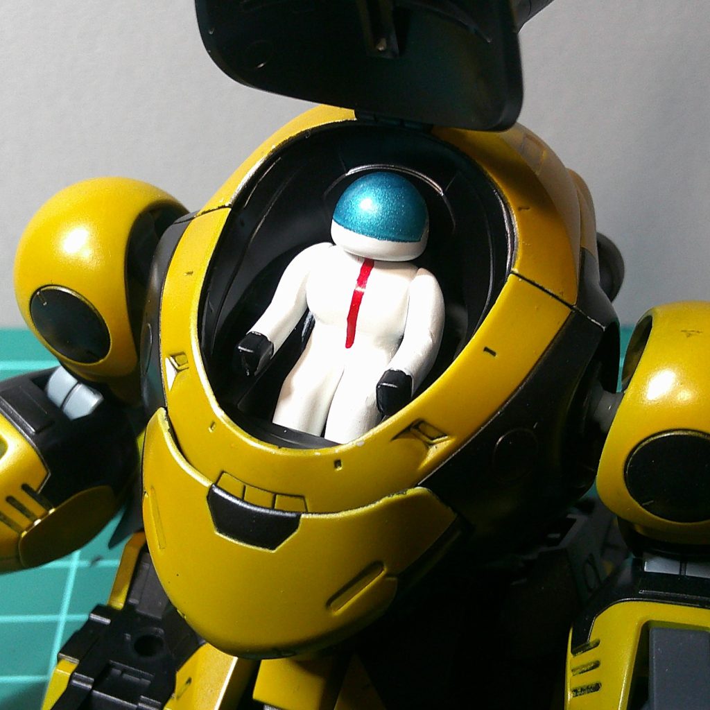 乗せるとこんな感じ。ちゃんと蓋は閉まります。以上、ちっちゃい重機でした。これ以外にもいろんなオプションを装備したり、腕を換装したバージョンもあったらいいなと妄想できます。