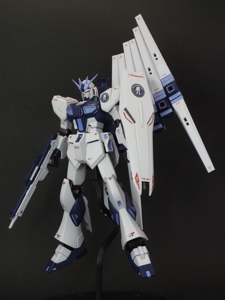 水性ホビーカラーのティターンズブルー2とソードストライクブルーで塗ってます。マーキングはセリアのモデラーステッカーを貼りました。