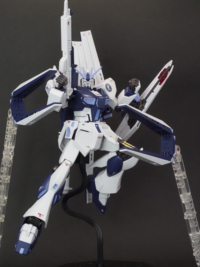 3mm穴で飾れるので絡ませてのポーズも取りやすいです。