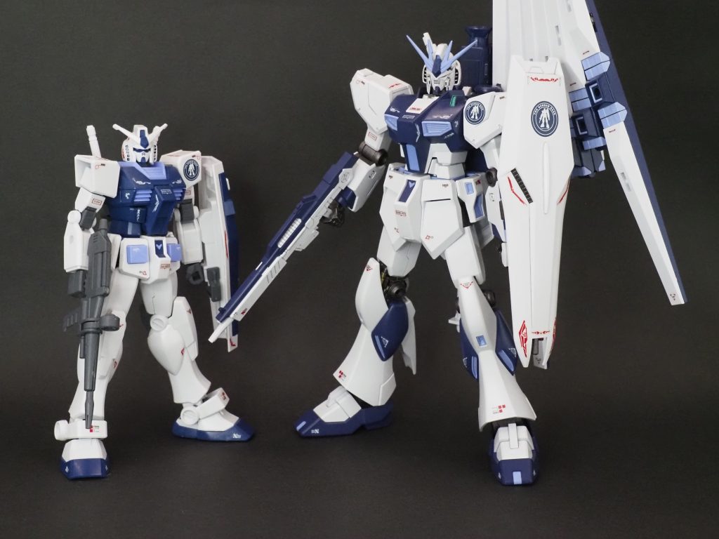 同じEGのRX-78ガンダムベースカラーと2ショット。このカラーリングは本当にカッコいいと思います。