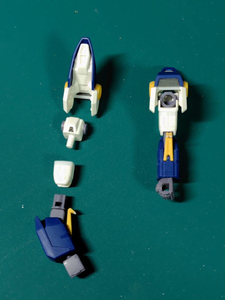 腕部は上腕を延長、肩ブロックにOボルトを埋め込んで小型バーニアを再現、かぎ爪先端のシャープ化を行いました。肩アーマーは胴体側の隙間が目立ったのでモールドプレートで隙間隠し＆先端バーニア内部にスリットモールドを彫り込みました。