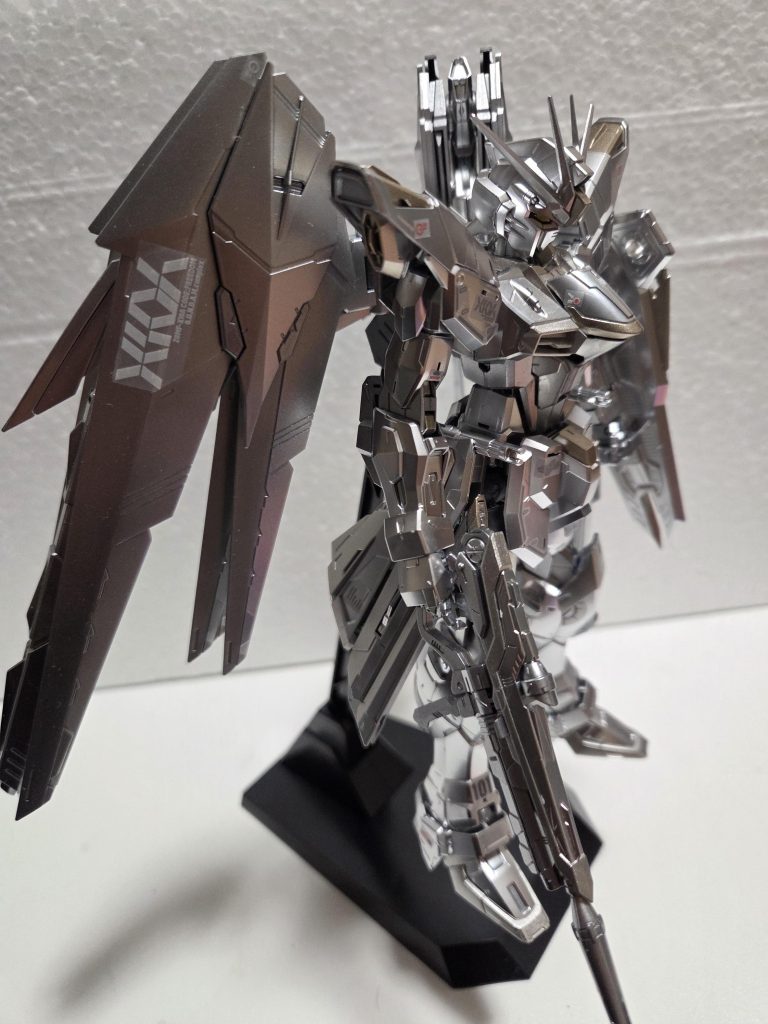 要望通りのギンギラギンになったと思います。メインカラーの白い外装部分はメッキだったのでそのままに成型色がグレーになっている所を塗りました。意外と銀のバランスを取るのが難しく塗るまでに結構シュミレーションしました。一応羽の部分はグラデーションにしているのですが写真だと良く分からないですね…ドライデカールなのですが自分の付け方が悪いのか全然付かなかったので先輩の許可を貰い付けてません。いつかリベンジします。