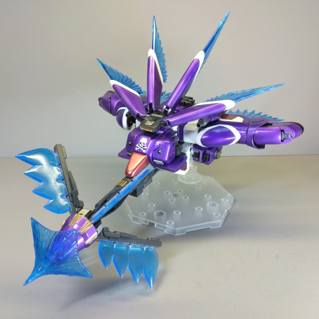 ・ミノフスキードライブを展開した状態。脚部の角度だけでなく、膝アーマー、つま先、踵の角度が変わり、アンクルアーマーが隙間を埋めるように変形しています。・ついでにクロスボーンスマッシャーもブランドマーカーを展開。ミノフスキードライブの速度でかっとんでくるブランドマーカーという、破城槌みたいな状態ですが、これは多分ただの特攻ですね。以上、フルスクラッチによるオリジナル可変機でした。原形が存在しないオリジナルだけど、一応ガンダムの系譜として（妄想）設定したものだからガンプラ大丈夫かなあ。