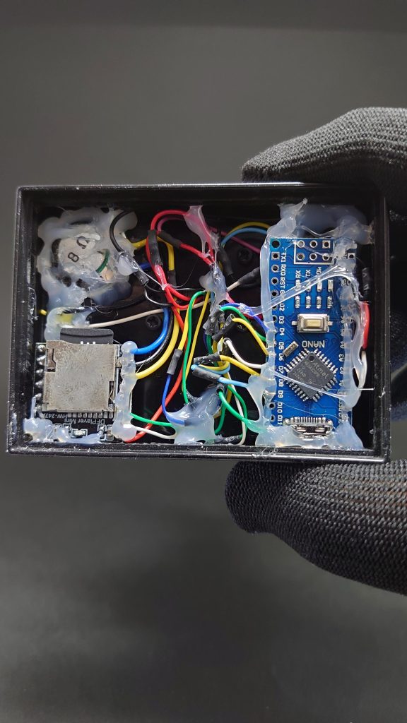 台座部分にArduino（マイコン）と音声出力基盤、小型スピーカー、モード切替スイッチを組み込んでいます。