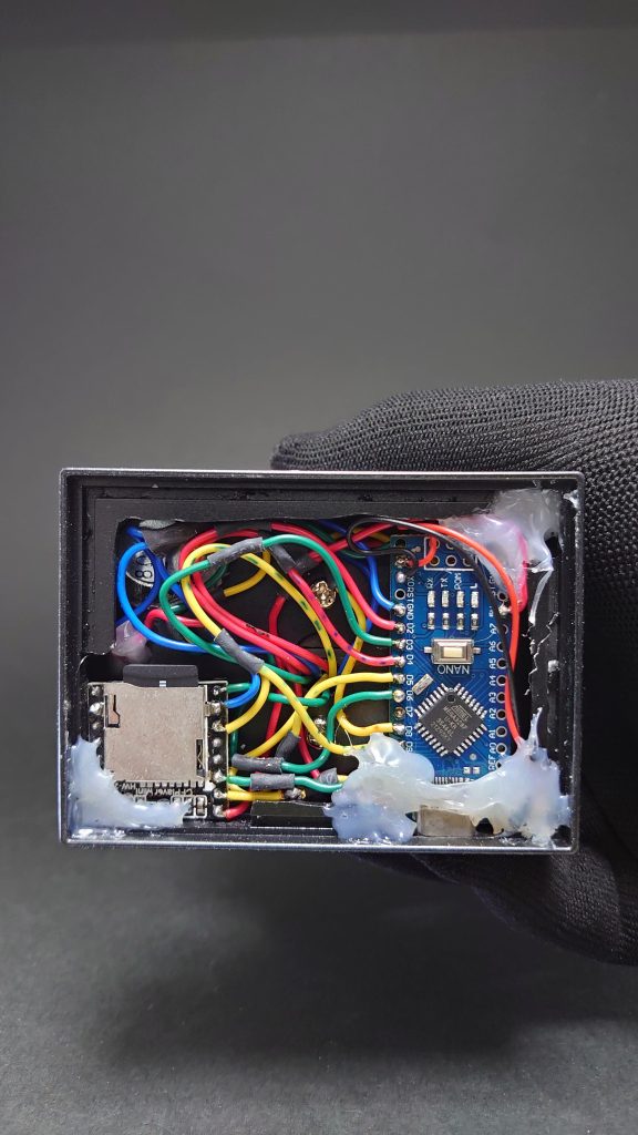 台座部分にArduino（マイコン）と音声出力基盤、小型スピーカー、モード切替スイッチを組み込んでいます。