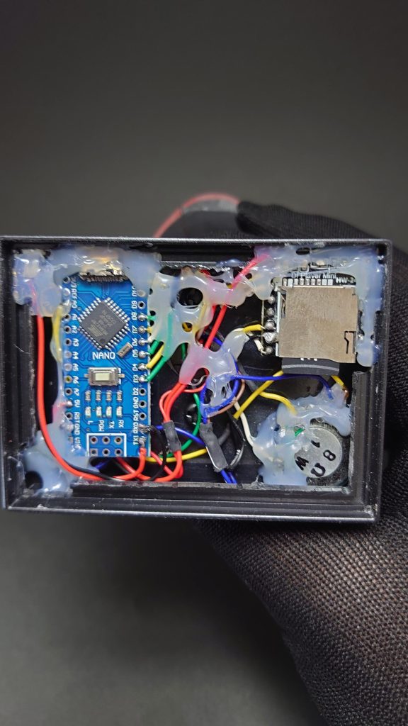 台座部分にArduino（マイコン）と音声出力基盤、小型スピーカー、モード切替スイッチを組み込んでいます。