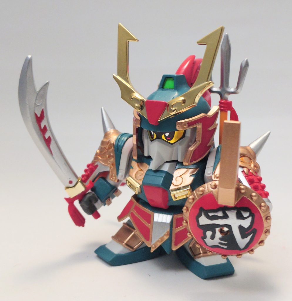 完成写真、まずは赤龍刀(せきりゅうとう)を構えて。盾は「武」の文字を彫り込んでいます。