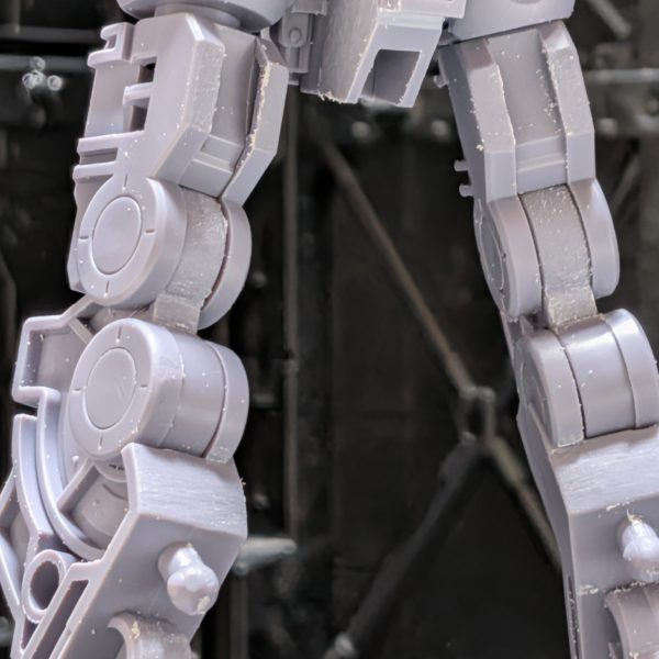 一生懸命パーティングライン処理中、自分なりに丁寧に。肉抜きも埋めたりして、頑張ります。（4枚目）