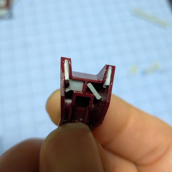 ここの肉抜きが、個人的にすごく気になるので、足首の可動に支障が出ないように、肉抜き埋めします。（2枚目）