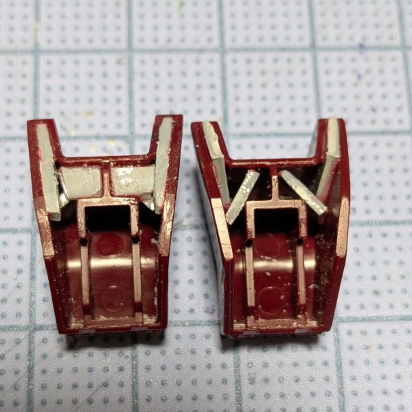 ここの肉抜きが、個人的にすごく気になるので、足首の可動に支障が出ないように、肉抜き埋めします。（3枚目）