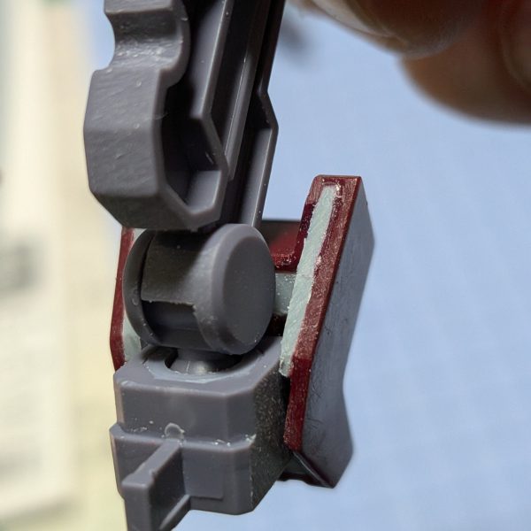 ここの肉抜きが、個人的にすごく気になるので、足首の可動に支障が出ないように、肉抜き埋めします。（4枚目）