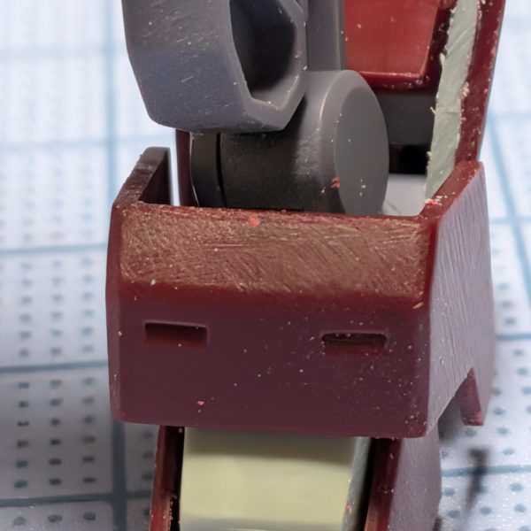 ここの肉抜きが、個人的にすごく気になるので、足首の可動に支障が出ないように、肉抜き埋めします。（6枚目）