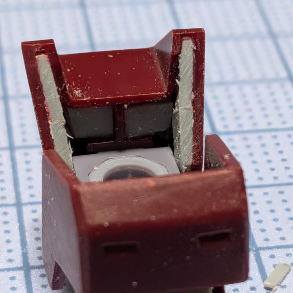 ここの肉抜きが、個人的にすごく気になるので、足首の可動に支障が出ないように、肉抜き埋めします。（5枚目）