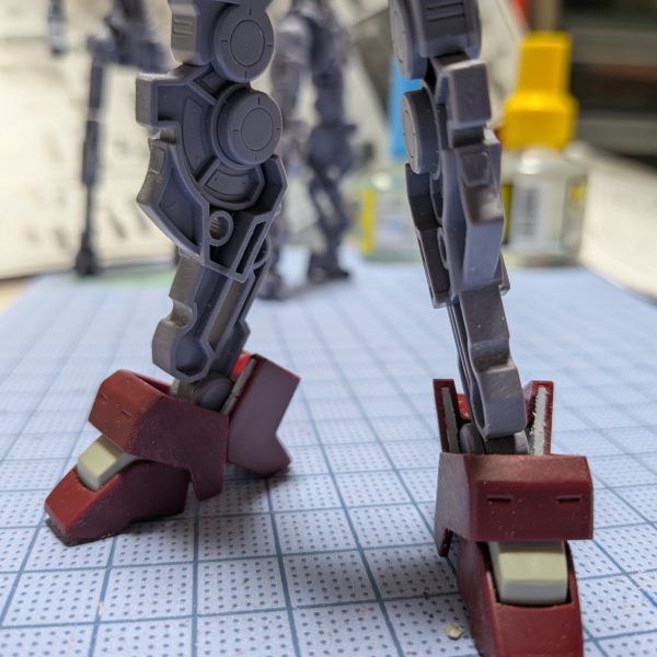 ここの肉抜きが、個人的にすごく気になるので、足首の可動に支障が出ないように、肉抜き埋めします。（7枚目）