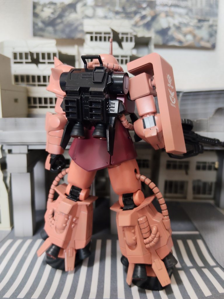 シャア専用高機動型ザクII–3枚目/制作者：新人メカニック