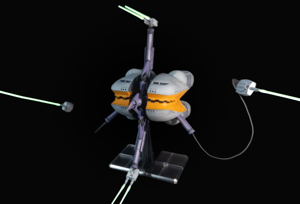 2mmのアルミ線にプライマー吹いてからホビーカラーで着色し、ケーブルとしました自在にグニグニ動かせるので良い感じ🥰ビームエフェクトはビームサーベルを銃口にさせるように調整して対応キケロガは黄色のエフェクトなので、一般的なピンクのビームサーベルに蛍光イエロー吹きました（クリアカラーのビームサーベルエフェクトをビルダーズパーツで出して欲しい…）