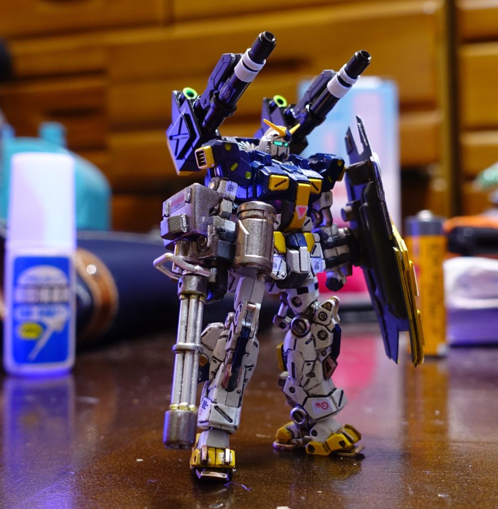 15)&nbsp;&nbsp;&nbsp;&nbsp;バックパックのベースは、デルタプラスのかかとの余剰パーツ。そこにネオジムつけて、コトブキヤのパーツでデコって・・・。キャノン砲の基部はプチブロックとネオジム磁石でこさえました。カラーリングでうまくマドロック感が出せたと自画自賛。苦手なシールドづくりはやっぱり苦手なので、セリアの模型用シールを貼りまくって、情報量で制作精度の不備をカムフラージュ（笑）。