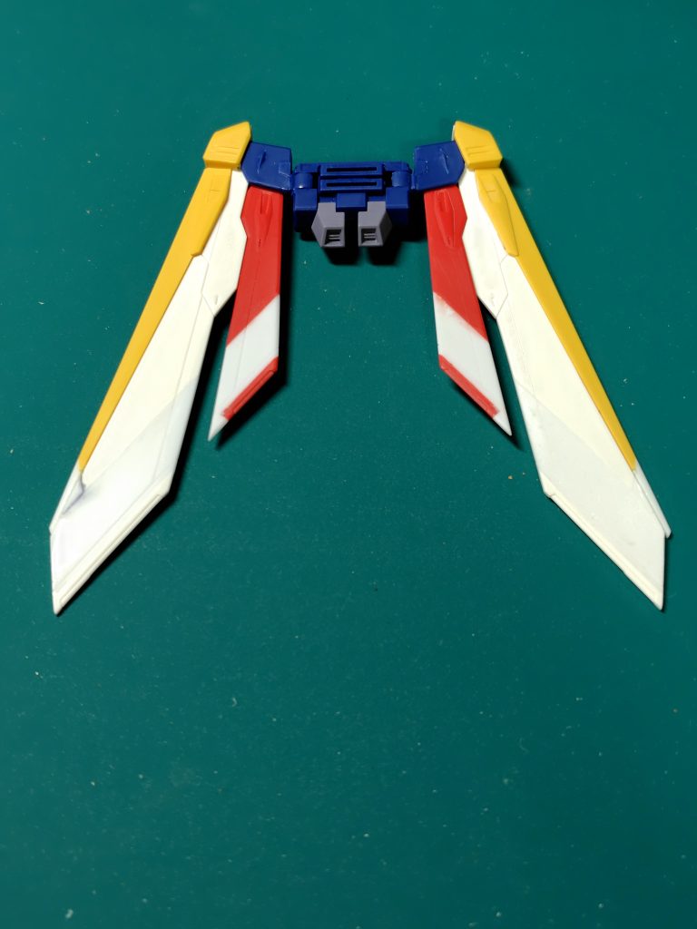 翼はやはりウイングガンダムのアイデンティティなので、大型化するとともに、取付位置を上方にオフセットして、前面から見た時の存在感をアップしました。また、黄色パーツの可動部の隙間が目立ったので、ある程度の可動範囲を残してプラ板で塞いでいます。