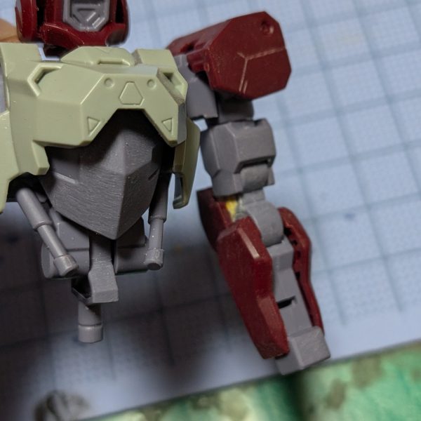 露出しているヒザのフレームや、肘の内側、股間のフレーム。完成すれば目立たなそうですがリハビリも兼ねて、肉抜き埋めの作業中です。本当はアキレス腱みたいなところも、やれば良いと思うのですが、軽量化とデザイン兼ねたものとして今回はスルー。（3枚目）