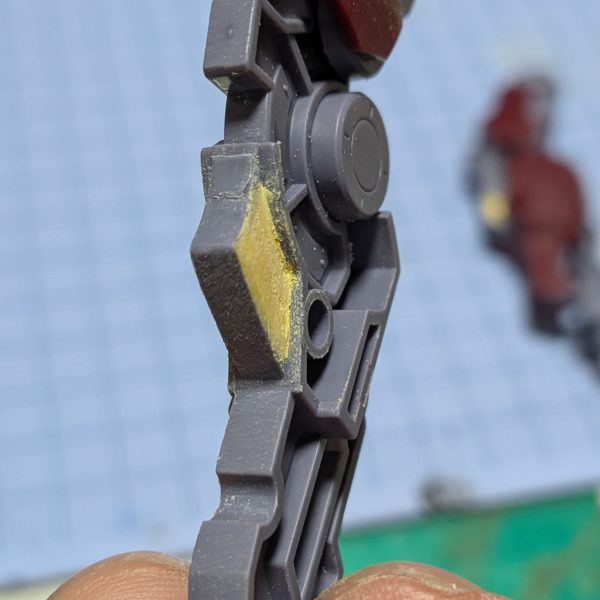 露出しているヒザのフレームや、肘の内側、股間のフレーム。完成すれば目立たなそうですがリハビリも兼ねて、肉抜き埋めの作業中です。本当はアキレス腱みたいなところも、やれば良いと思うのですが、軽量化とデザイン兼ねたものとして今回はスルー。（4枚目）