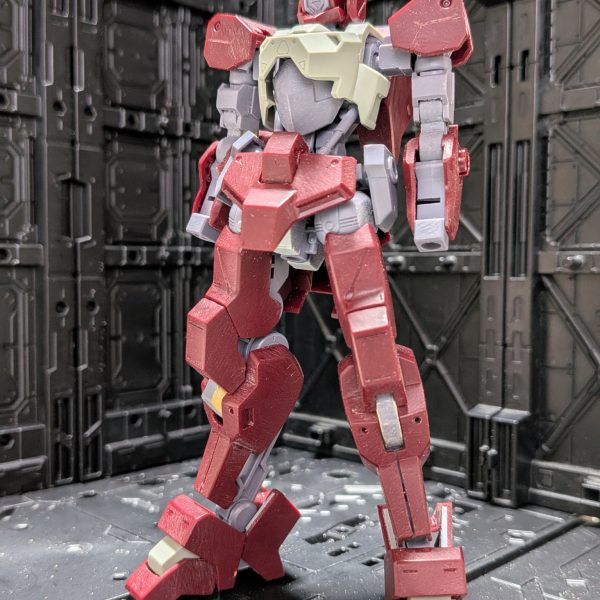 露出しているヒザのフレームや、肘の内側、股間のフレーム。完成すれば目立たなそうですがリハビリも兼ねて、肉抜き埋めの作業中です。本当はアキレス腱みたいなところも、やれば良いと思うのですが、軽量化とデザイン兼ねたものとして今回はスルー。（7枚目）