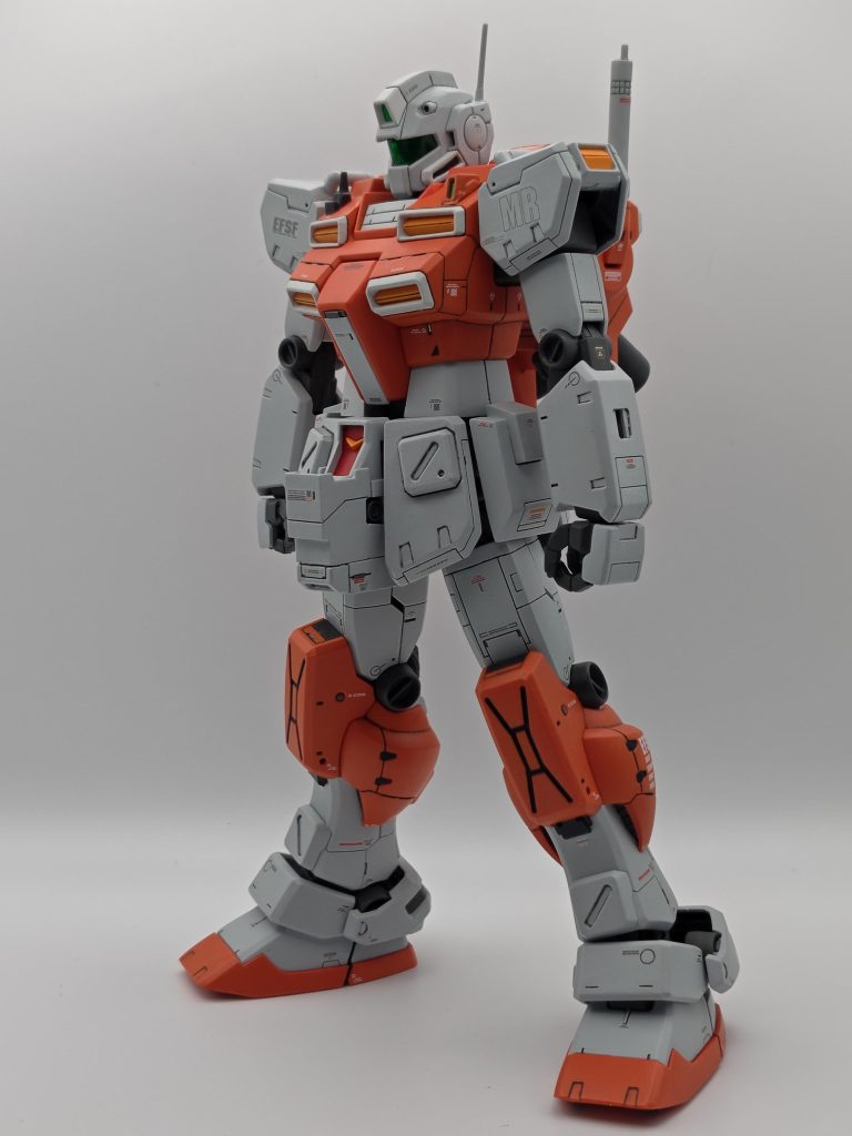 白背景のショットです　グレーよりのメインカラーにグランプリホワイトを一部差し色として使用して塗り分けました