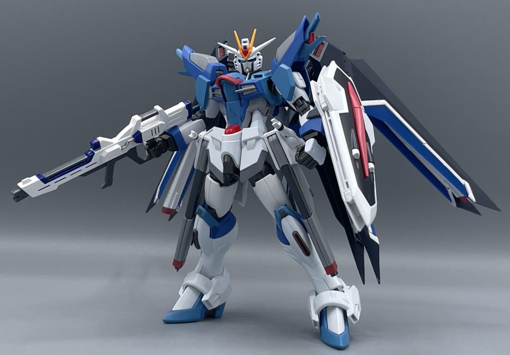 STTS-909 RISING FREEDOM GUNDAM これまた新規カット?? のライジングフリーダム。使っているのは、上のケンプファーと同じ塗料です。 どの青を主体に、どういう配置で塗るか。これだけで、同じ塗料なのにケンプファーとライフリで随分と印象が変わってくるように思いませんか? 同じキットを使い、派手な工作をしなくても、こうした所でモデラ―の個性のようなものがにじみ出てくる気がしています。