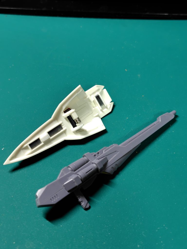 シールドは持ち手が半分でどうにも締まらない感じだったので、前面側にも追加しています。（小型ネオジムで取付）また、バードモードをオミットしたので裏面のダボをふさいだり、表面の小翼を大型化、先端をシャープ化しました。バスターライフルは非常に造形がよかったのでほぼ素組です。