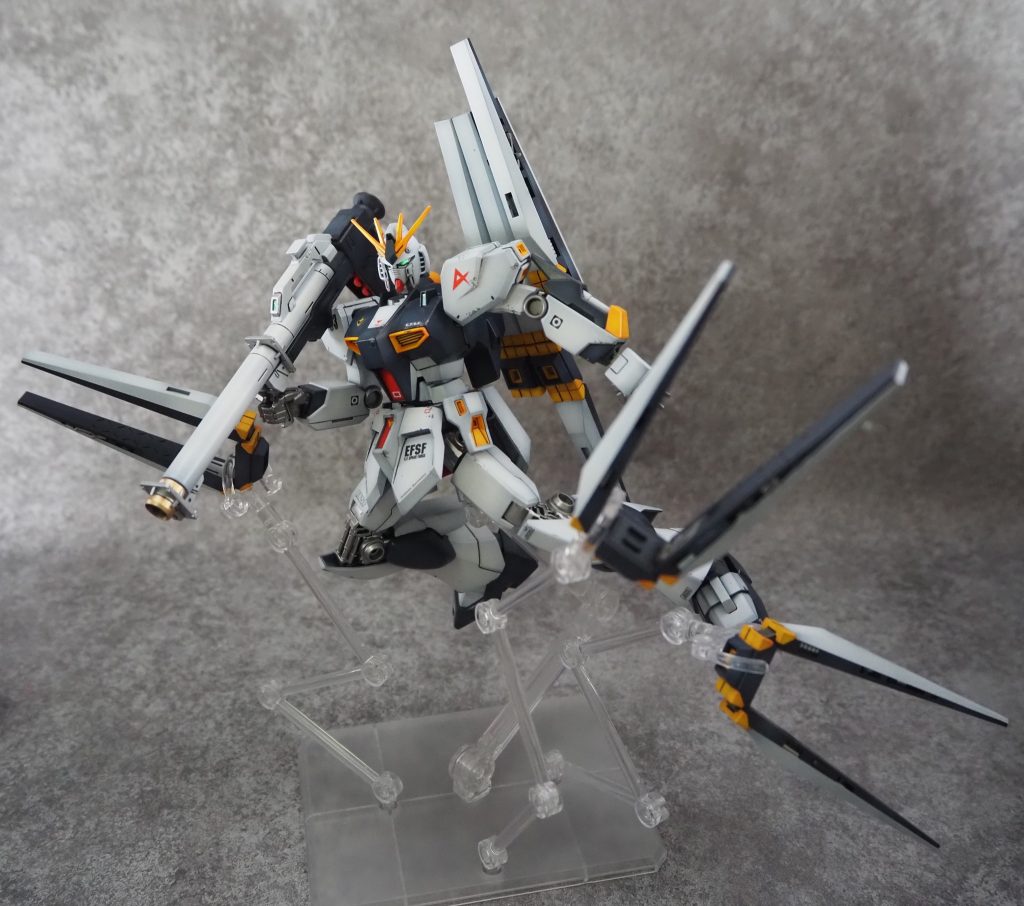 こちらを一瞥するνガンダム