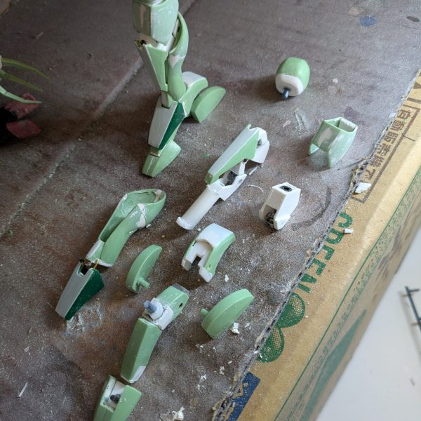 明けましておめでとうございます。ハンマハンマの脚部の改造は何とか出来ました。極力キットを使おうと、試行錯誤で、意外と時間が掛かりました。足先は、キットの造形が設定と全く違ったため、各部をバラバラにして、爪先は分かれているところを一体化し、足の甲はそのまま、踵は脇のユニットを幅詰めだけでそのまま、踵中央は形状が全然違ったので、角度を変えて成形し、角バーニアを接着、接続穴の出っ張りを削り飛ばして幅詰めしました。踵の足裏にはモールドプレートを貼ってあります。脛はふくらはぎスラスターの上のラインで切断し、下は幅詰め、上はくさび状に削ったプラ板をはさみ、上で2ミリ幅増ししてあり、下部と接着してパテで強引にラインを繋げました。腿と膝は検討した結果フレーム式にしました。可動は膝と腿のフレームを伸ばすことでいびつですが90度位曲がる事ができます。関節を組み込んだ都合で5ミリ位延長しましたが、元々伸ばす予定だったので、ちょうど良かったと思います。キットを設定に近付けるというテーマで作っていましたが、キットのパーツは、部分単位で見ると、案外設定に近い形状で、組み合わせの都合でモッサリしてしまう部分が多分にありました。多分ポリキャップを仕込んだり、金型の都合なんかがあったんだと思いますが、当時は厳しいスケジュールなどで、大変だったのかと思いました。現在、腕の大きさが気になり、小型化作業中です。結構難航しており、腰回りに着手するのに時間が掛かりそうです。切りの良いところまで出来たら、また投稿します。ありがとうございました。（3枚目）