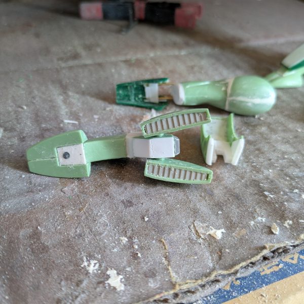 明けましておめでとうございます。ハンマハンマの脚部の改造は何とか出来ました。極力キットを使おうと、試行錯誤で、意外と時間が掛かりました。足先は、キットの造形が設定と全く違ったため、各部をバラバラにして、爪先は分かれているところを一体化し、足の甲はそのまま、踵は脇のユニットを幅詰めだけでそのまま、踵中央は形状が全然違ったので、角度を変えて成形し、角バーニアを接着、接続穴の出っ張りを削り飛ばして幅詰めしました。踵の足裏にはモールドプレートを貼ってあります。脛はふくらはぎスラスターの上のラインで切断し、下は幅詰め、上はくさび状に削ったプラ板をはさみ、上で2ミリ幅増ししてあり、下部と接着してパテで強引にラインを繋げました。腿と膝は検討した結果フレーム式にしました。可動は膝と腿のフレームを伸ばすことでいびつですが90度位曲がる事ができます。関節を組み込んだ都合で5ミリ位延長しましたが、元々伸ばす予定だったので、ちょうど良かったと思います。キットを設定に近付けるというテーマで作っていましたが、キットのパーツは、部分単位で見ると、案外設定に近い形状で、組み合わせの都合でモッサリしてしまう部分が多分にありました。多分ポリキャップを仕込んだり、金型の都合なんかがあったんだと思いますが、当時は厳しいスケジュールなどで、大変だったのかと思いました。現在、腕の大きさが気になり、小型化作業中です。結構難航しており、腰回りに着手するのに時間が掛かりそうです。切りの良いところまで出来たら、また投稿します。ありがとうございました。（2枚目）