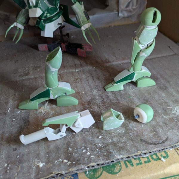 明けましておめでとうございます。ハンマハンマの脚部の改造は何とか出来ました。極力キットを使おうと、試行錯誤で、意外と時間が掛かりました。足先は、キットの造形が設定と全く違ったため、各部をバラバラにして、爪先は分かれているところを一体化し、足の甲はそのまま、踵は脇のユニットを幅詰めだけでそのまま、踵中央は形状が全然違ったので、角度を変えて成形し、角バーニアを接着、接続穴の出っ張りを削り飛ばして幅詰めしました。踵の足裏にはモールドプレートを貼ってあります。脛はふくらはぎスラスターの上のラインで切断し、下は幅詰め、上はくさび状に削ったプラ板をはさみ、上で2ミリ幅増ししてあり、下部と接着してパテで強引にラインを繋げました。腿と膝は検討した結果フレーム式にしました。可動は膝と腿のフレームを伸ばすことでいびつですが90度位曲がる事ができます。関節を組み込んだ都合で5ミリ位延長しましたが、元々伸ばす予定だったので、ちょうど良かったと思います。キットを設定に近付けるというテーマで作っていましたが、キットのパーツは、部分単位で見ると、案外設定に近い形状で、組み合わせの都合でモッサリしてしまう部分が多分にありました。多分ポリキャップを仕込んだり、金型の都合なんかがあったんだと思いますが、当時は厳しいスケジュールなどで、大変だったのかと思いました。現在、腕の大きさが気になり、小型化作業中です。結構難航しており、腰回りに着手するのに時間が掛かりそうです。切りの良いところまで出来たら、また投稿します。ありがとうございました。（4枚目）