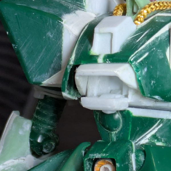 前回脚部の投稿をしましたが、この時は腕を小型化するため分割して幅詰めして接着し、パテ埋めまでしていて、乾燥待ちの状態でした。そこから整形できるまでかなりかかるかと思われたのですが、なぜか一発で形が決まってしまいました。そこで腰のスカートに着手したのですが、可動必須とはいえ、そこまで派手な可動域は必要なかったので、単純にスプリング接続でいいと判断して工作してみたら、これも短時間で出来てしまいました。試しに全身を組み上げてみたところ、思わずハンマハンマだ！と驚いてしまい、早く今まで見て頂いていた皆様に見てもらおうと思い、急遽投稿致します。後の工作は、導力パイプくらいです。足元のパーツは、各部バーニアで、塗装後接着するため分割しておいたものです。スカートは、バーニアを分割したあと、設定を参考に、下というか内側の部分をプラ板で追加造形しています。実は脚部はフレームを脛に挿しただけの状態なので、プラプラで直立させるのが精一杯でした。後はパイプを設置し、細かいディテールを追加すれば本体は完成なので、制作途中の投稿は最後となります。次は完成品を投稿しますので、暫くお待ち下さい。ありがとうございました。（5枚目）