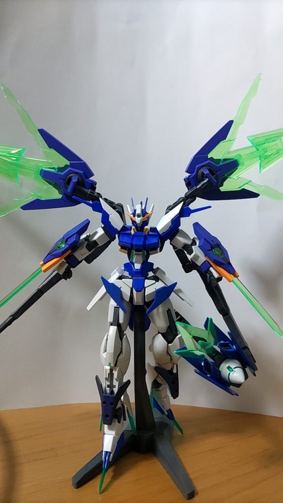 一応足でビームを撃ち返したり、かろうじてついてるビームガンで中距離にも対応可能です。エピオンみたいにする勇気は俺には無かった。