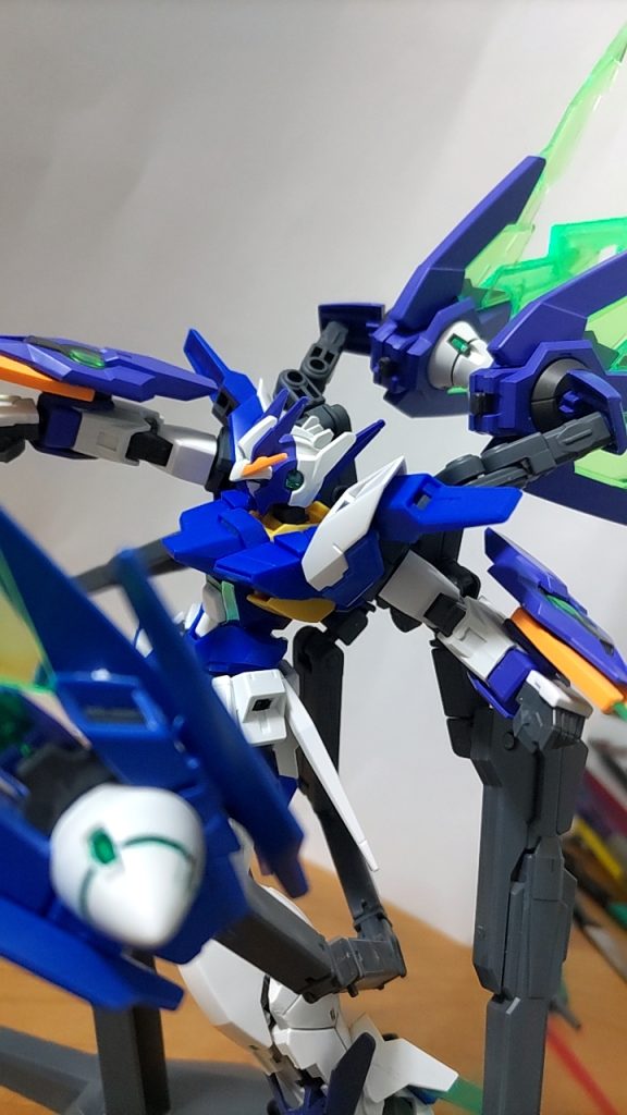 尻尾と翼の3つにGNドライヴが付いてます。尻尾と本体では操作系統が違い、別機体のような扱いなので、尻尾のみのトランザム等の高度なことができます。