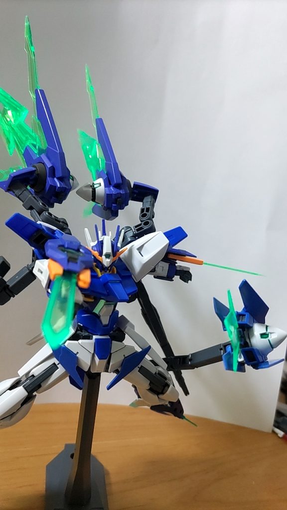 基本は近接戦しかしません。尻尾と腕、足先の刃でひたすらに斬りつけます