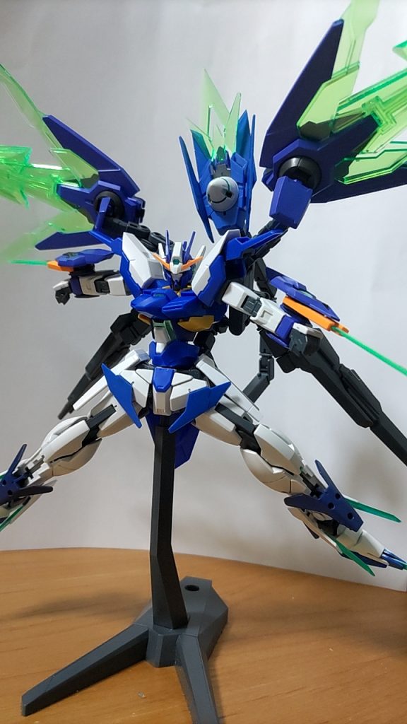 翼を広げ、突撃。ひたすらこれだけを繰り返す。