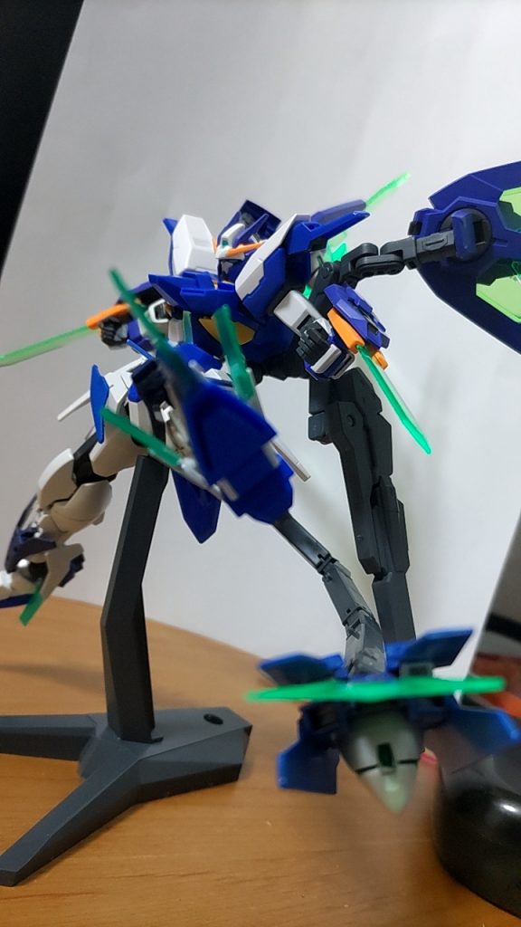 足の爪もドラゴン要素です。ユニコーンのサイコフレームの切れ端を使ってるのでようわからん力が備わってるかも。