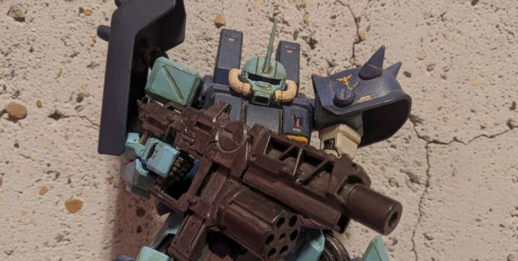 【武装③】試製ビームマシンガン強力なビームを連射可能な試作携帯兵器。下部にはリボルバー式のグレネードランチャーを装備このような幾つかの試作装備を改良してギラ・ドーガで制式採用されたビームマシンガンに発展した。試製ビームマシンガンもコトブキヤのストライドサブマシンガンを小加工しています。