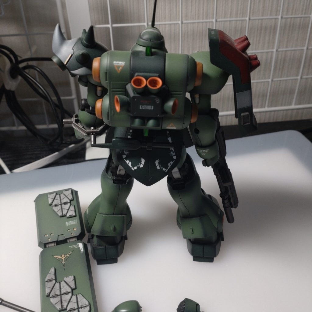 バックパック側面には、セラヴィガンダムシェヘラザードの余剰パーツをつけました