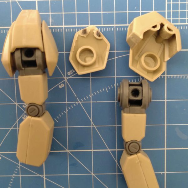 ゼネラルレビルのジェガン製作中です我が家は北国、私はベランダが塗装場所の為冬はサフも吹けません…冬はパチ組か仮組み放置ですがいつもは簡単に済ませる後ハメを分割方式でやってみました合わせ目は肩と脹脛くらいなんでとりあえず肩を接着して後アーマーラインで分割、ランナーがダボにハマるように接着コレなら簡単にばらせるね脹脛は段落モールドの上下を接着合わせ目消して表面ヤスって春を待ちます😁&nbsp;&nbsp;（2枚目）