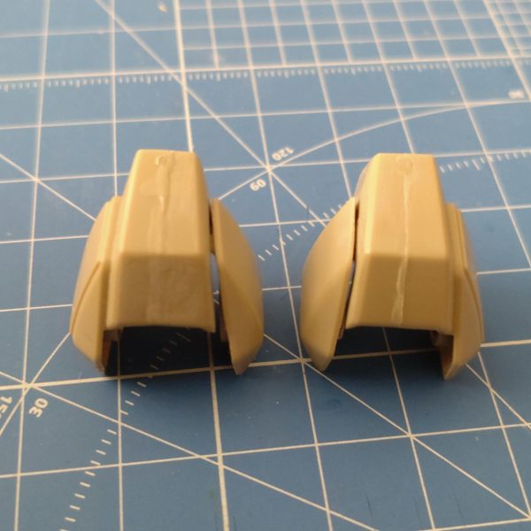 ゼネラルレビルのジェガン製作中です我が家は北国、私はベランダが塗装場所の為冬はサフも吹けません…冬はパチ組か仮組み放置ですがいつもは簡単に済ませる後ハメを分割方式でやってみました合わせ目は肩と脹脛くらいなんでとりあえず肩を接着して後アーマーラインで分割、ランナーがダボにハマるように接着コレなら簡単にばらせるね脹脛は段落モールドの上下を接着合わせ目消して表面ヤスって春を待ちます😁&nbsp;&nbsp;（3枚目）