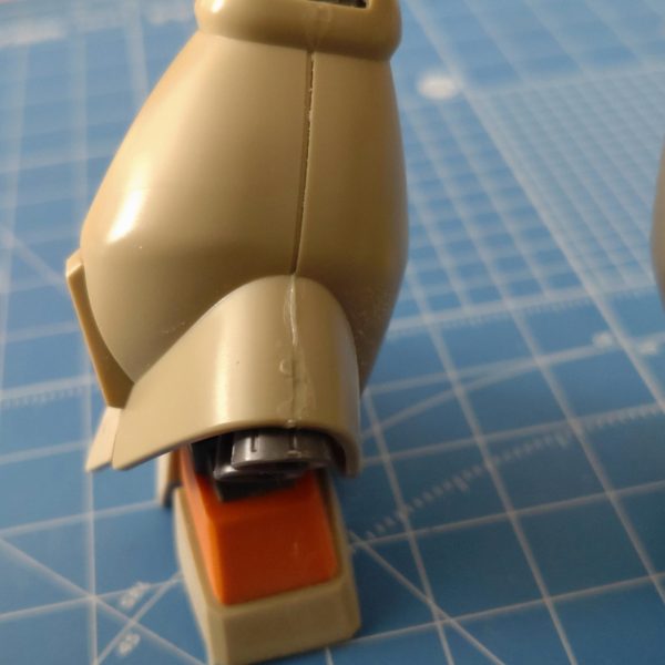 ゼネラルレビルのジェガン製作中です我が家は北国、私はベランダが塗装場所の為冬はサフも吹けません…冬はパチ組か仮組み放置ですがいつもは簡単に済ませる後ハメを分割方式でやってみました合わせ目は肩と脹脛くらいなんでとりあえず肩を接着して後アーマーラインで分割、ランナーがダボにハマるように接着コレなら簡単にばらせるね脹脛は段落モールドの上下を接着合わせ目消して表面ヤスって春を待ちます😁&nbsp;&nbsp;（4枚目）