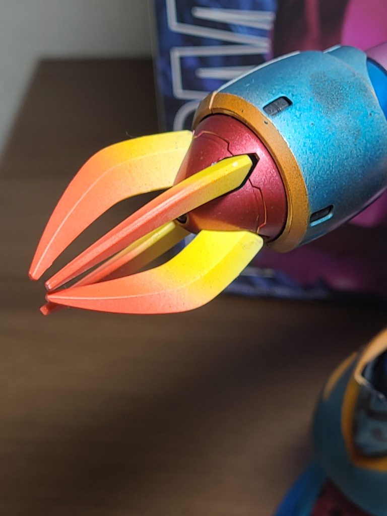 スカーレットとサンシャインイエローを対極から吹いてグラデーション。