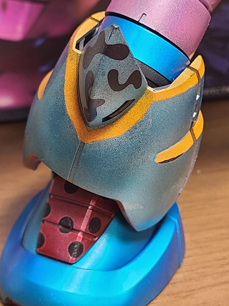 てんとう虫イメージの脚の甲と岩場に擬態するよう迷彩柄の膝