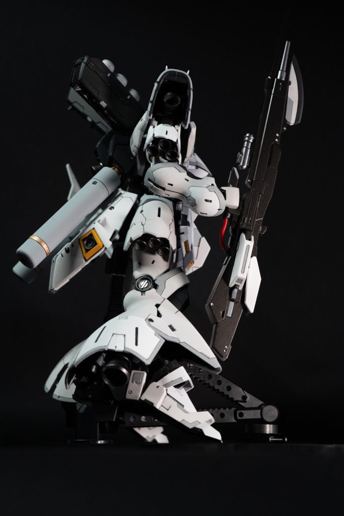 足首が丸見えだったので脛?外側の装甲をプラ板で大型化。磁石で脱着可能にした踵パーツとアンクルガードにも装甲追加してます。各部バーニアノズルは大型化させてます。