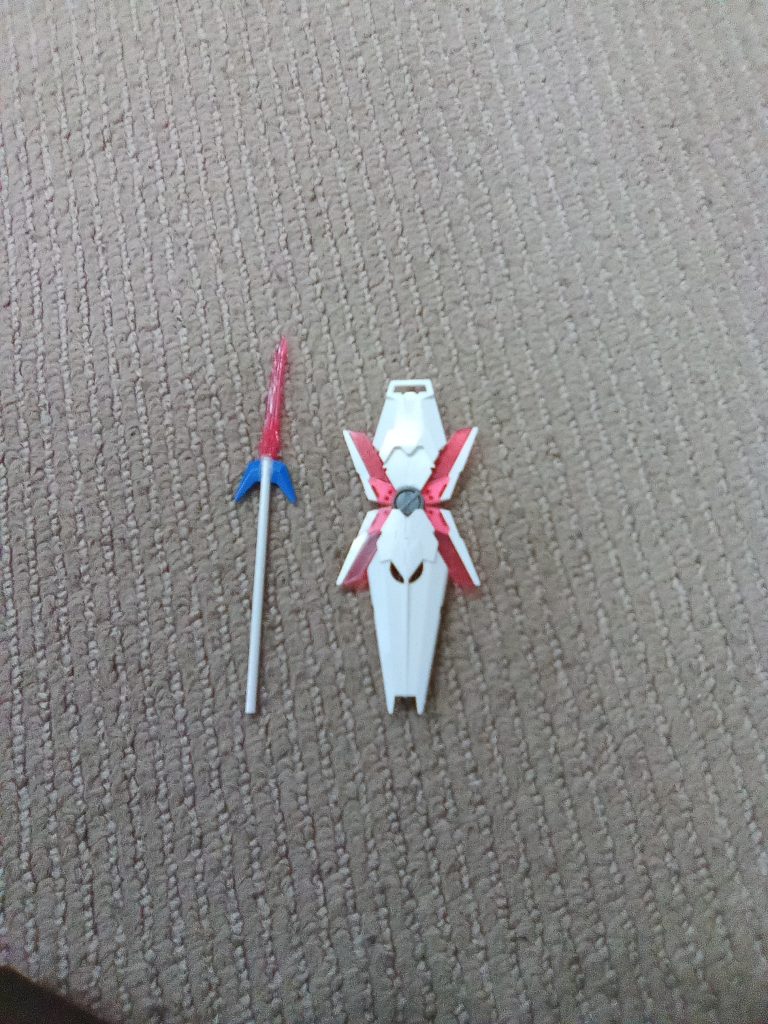 近接武器のビームスピアとシールド、シールドはアムロが帰ってきたときにサイコフレームが光るようになっている。