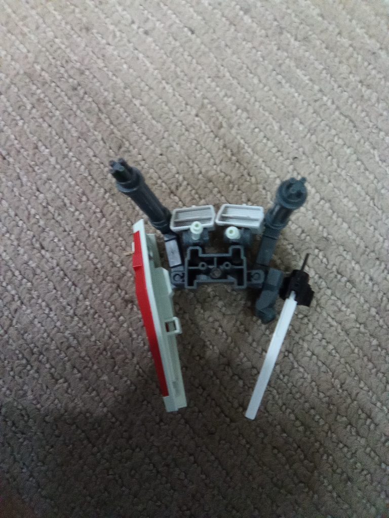 バックパックガトリングと予備シールド、ブースターとビームサーベル、ファンネルがついている